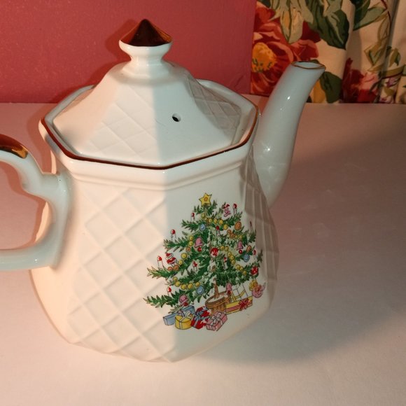 CHRISTMAS TREE WITH PRESENTS PORCELAIN COLORFUL TEAPOT - Picture 4 of 11